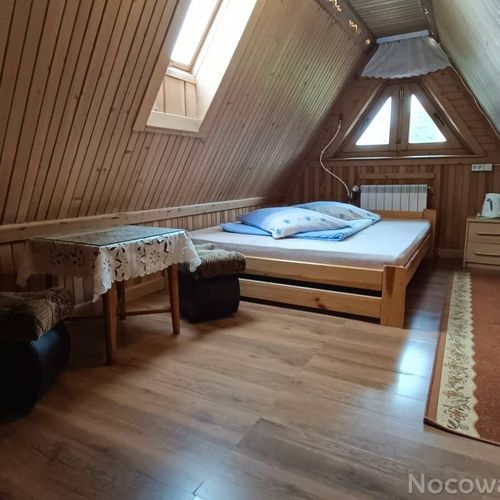 Pokoj s manželskou postelí s výhledem na hory v podkroví