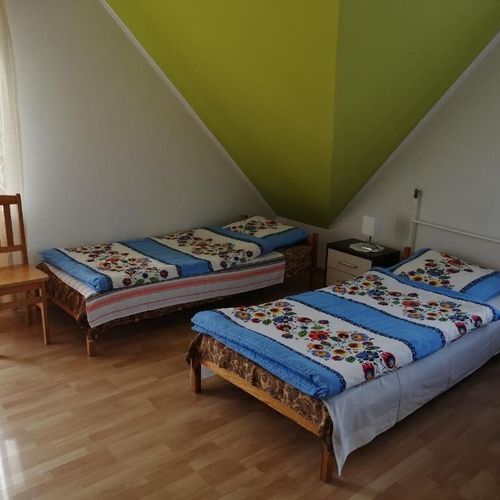 Pokoj s balkónem se společnou koupelnou pro 4 os.