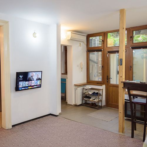 Apartament la parter întreaga unitate cu 2 camere pentru 4 pers.