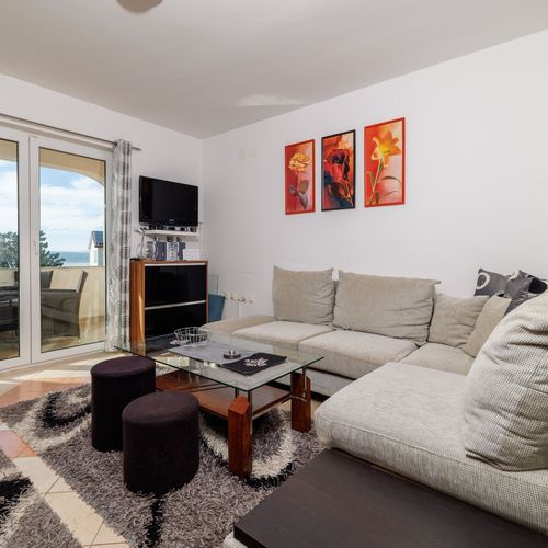 Apartament la etaj cu vedere spre mare cu 2 camere pentru 4 pers.