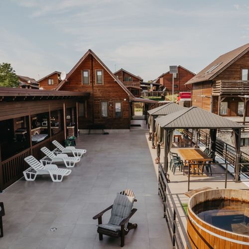 Deluxe House (jako celek) pro 24 os. na straně bazénu