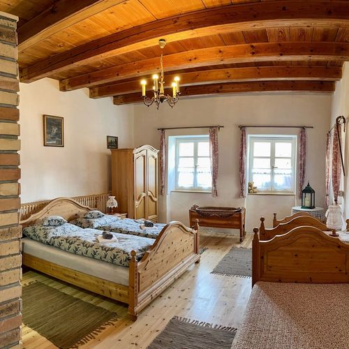 Casa rustică întreaga unitate cu vedere spre curte pentru 12 pers. (se inchirieaza doar integral)