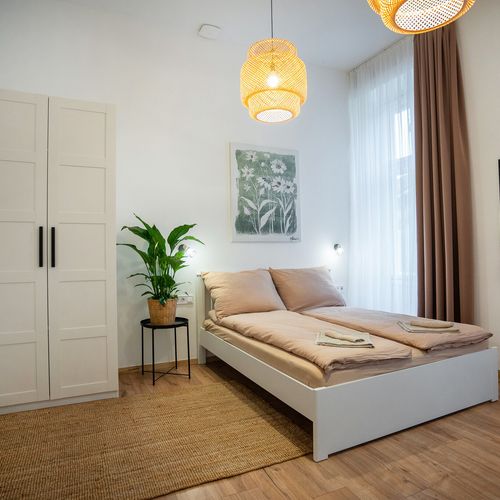 Silver Apartman (jako celek) s manželskou postelí s výhledem na město