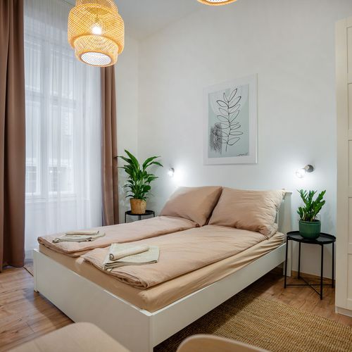 Bronze Apartman (jako celek) s manželskou postelí s výhledem na město