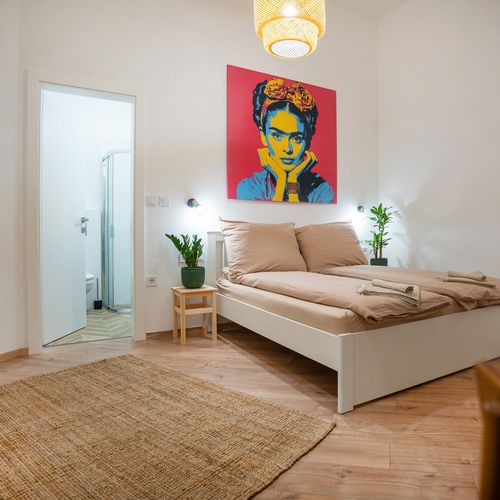 Privilege Apartman (jako celek) s manželskou postelí s výhledem do dvora