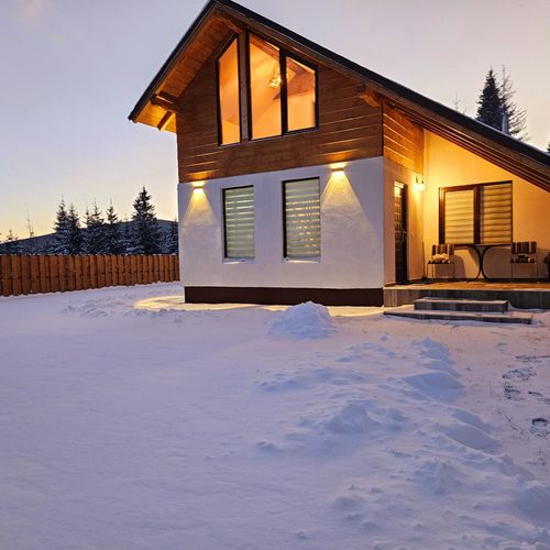 Cabană cu vedere spre pădure cu vedere spre munte pentru 6 pers. (se inchirieaza doar integral)