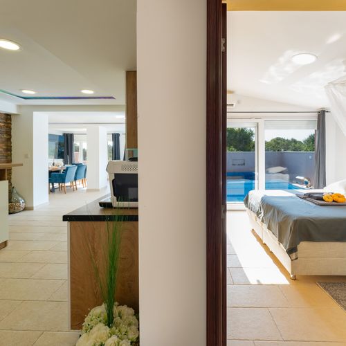 Apartament 9-osobowy z klimatyzacją z tarasem z 4 pomieszczeniami sypialnianymi K-23328