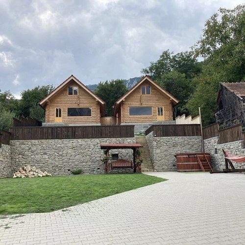 Cabană cu vedere spre munte pentru 5 pers. (se inchirieaza doar integral)