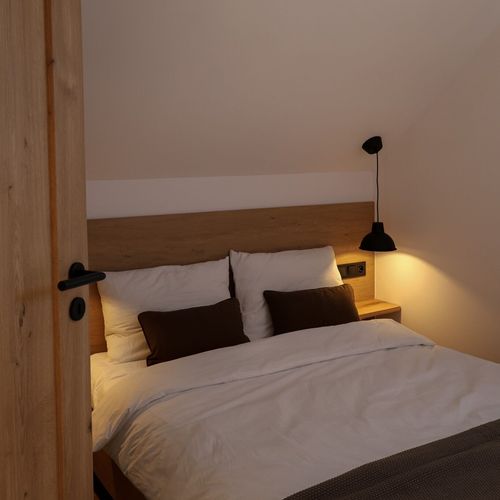 Casă de vacanță cu balcon cu vedere spre pădure pentru 8 pers. (se inchirieaza doar integral)