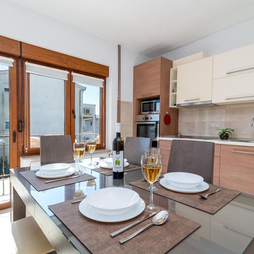 Apartament la etaj cu vedere parțială spre mare cu 2 camere pentru 4 pers.