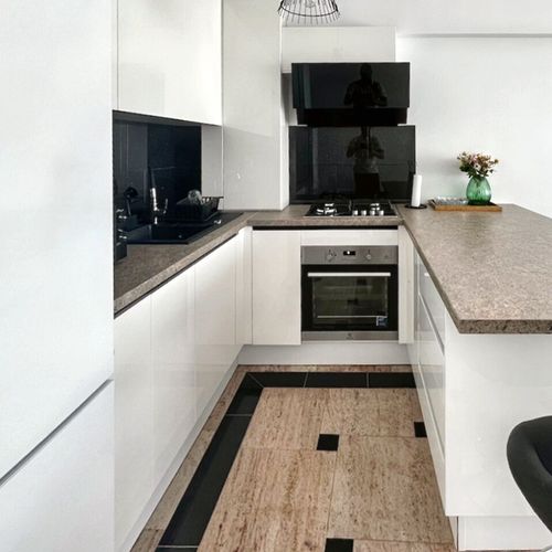Apartament cu vedere spre mare cu 2 camere pentru 4 pers.