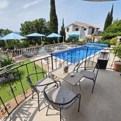 Apartman s terasou pro 6 os. se 3 ložnicemi přízemní