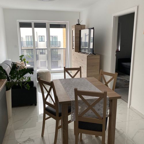 Apartament 2-osobowy z balkonem z aneksem kuchennym z 1 pomieszczeniem sypialnianym