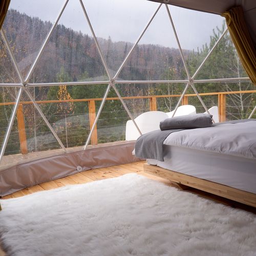 Bungalow deluxe cu vedere spre pădure pentru 2 pers. (se inchirieaza doar integral)