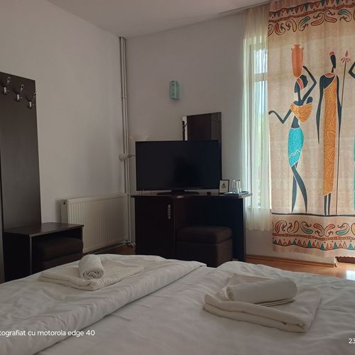Camera dubla cu balcon cu baie (se poate solicita pat suplimentar)