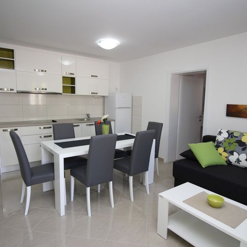Apartament 4-osobowy na parterze pokój od strony basenu z 2 pomieszczeniami sypialnianymi (możliwa dostawka)