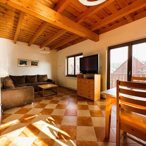 Apartament cu balcon a pentru 7 pers. (se inchirieaza doar integral) (se poate solicita pat suplimentar)