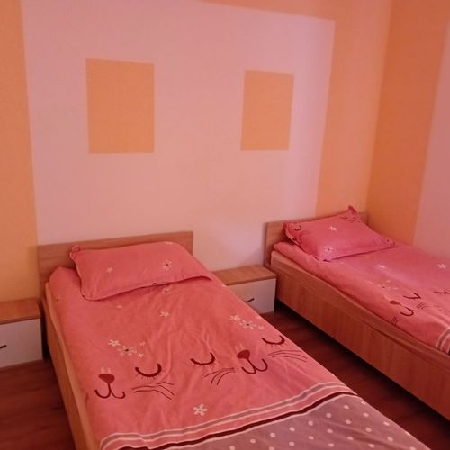 Apartament tourist la etaj cu 2 camere pentru 4 pers.