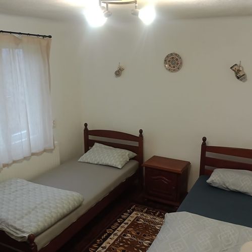 Casă de vacanță cu grădină cu vedere spre pădure pentru 7 pers. (se inchirieaza doar integral) (se poate solicita pat suplimentar)