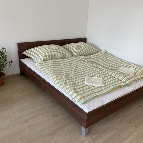 Apartman (jako celek) s klimatizací s privátní koupelnou mimo pokoj s manželskou postelí (s možností přistýlky)