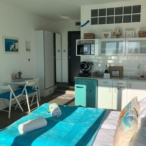 Apartament la parter cu vedere spre lac cu 1 camera pentru 2 pers. (se poate solicita pat suplimentar)
