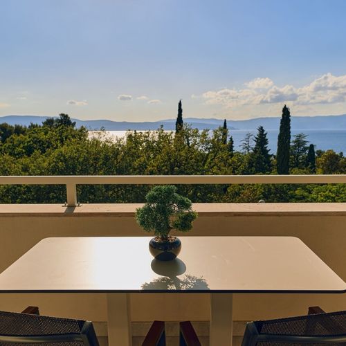 Apartament cu balcon cu vedere spre mare cu 3 camere pentru 6 pers.