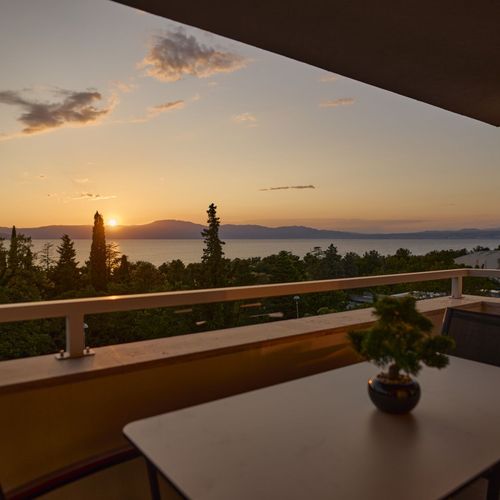 Apartament cu balcon cu vedere spre mare cu 3 camere pentru 6 pers.