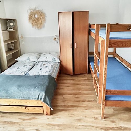 Pokój 4-osobowy z balkonem z widokiem na ogród