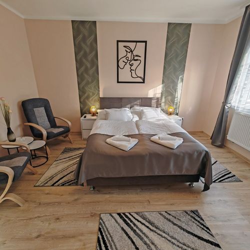 Apartament la etaj cu vedere spre parc pentru 4 pers. (se inchirieaza doar integral)