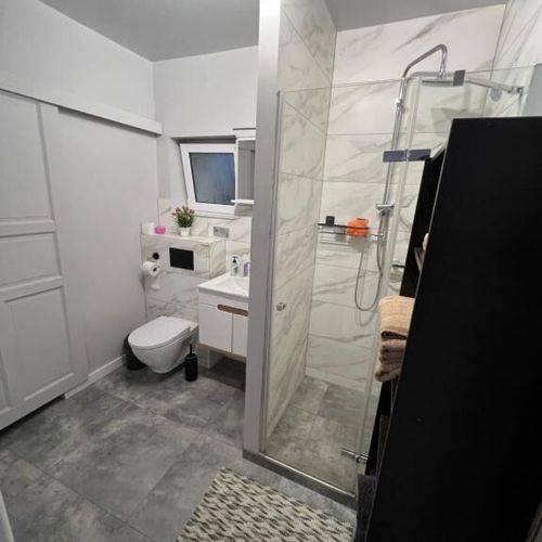 Apartament 5-osobowy na parterze z łazienką z 2 pomieszczeniami sypialnianymi
