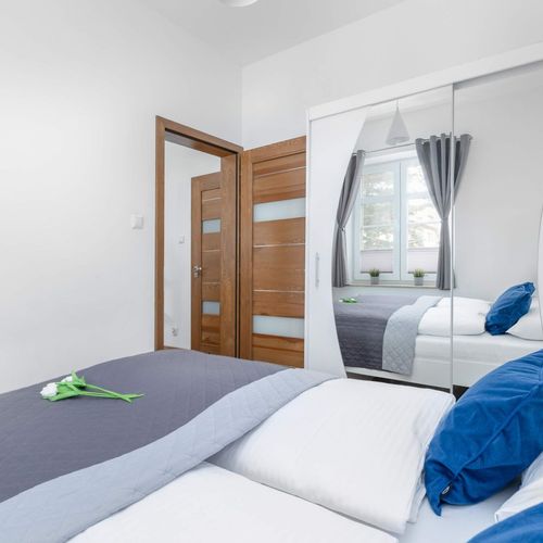 Apartament 6-osobowy z balkonem z widokiem na dziedziniec z 3 pomieszczeniami sypialnianymi