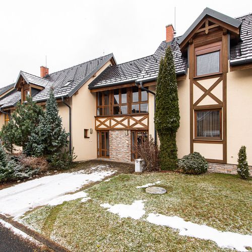 Apartament la parter cu terasă cu 2 camere pentru 4 pers.