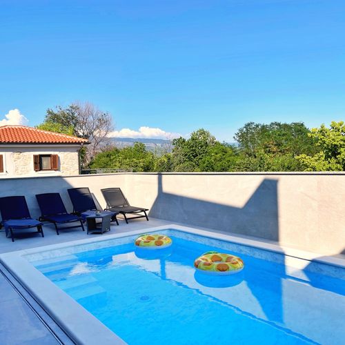 Apartament deluxe lângă piscină cu 3 camere pentru 6 pers.