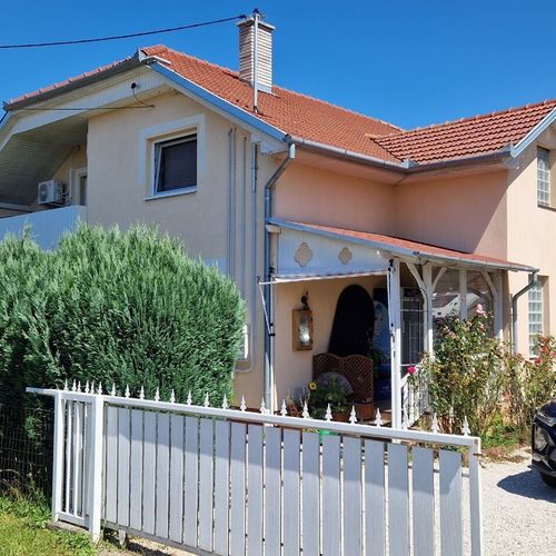 Apartament 4-osobowy z klimatyzacją z widokiem na ogród