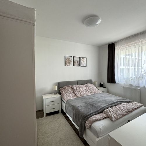 Apartament la etaj cu vedere spre lac pentru 2 pers. (se inchirieaza doar integral)