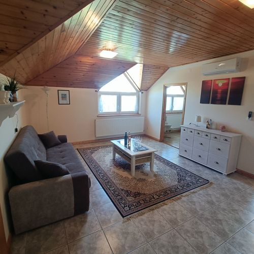 Apartament la etaj d cu 2 camere pentru 3 pers.