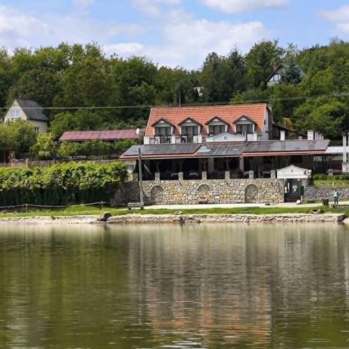 Casă de vacanță întreaga unitate cu vedere spre lac pentru 24 pers. (se inchirieaza doar integral)