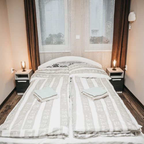 Apartament la etaj cu vedere spre curte pentru 6 pers. (se inchirieaza doar integral)