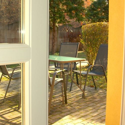 Apartament la parter cu vedere spre grădină cu 2 camere pentru 4 pers.