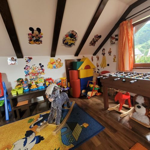 Vilă cu vedere spre pădure cu vedere spre munte pentru 10 pers. (se inchirieaza doar integral) (se poate solicita pat suplimentar)