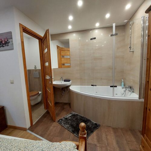 Casă de vară întreaga unitate cu vedere spre râu pentru 16 pers. (se inchirieaza doar integral)