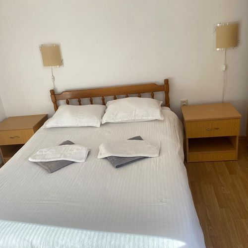 Pokoj s manželskou postelí na straně bazénu na poschodí