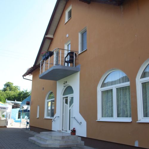 Pokoj s manželskou postelí s výhledem do dvora na poschodí