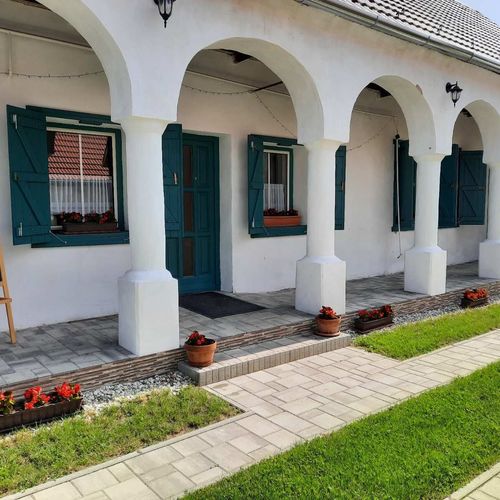 Casa rustică întreaga unitate cu vedere spre curte pentru 5 pers. (se inchirieaza doar integral) (se poate solicita pat suplimentar)