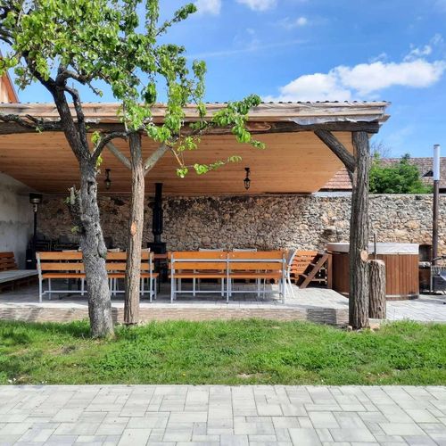 Casa rustică confort cu vedere spre curte pentru 2 pers. (se inchirieaza doar integral)