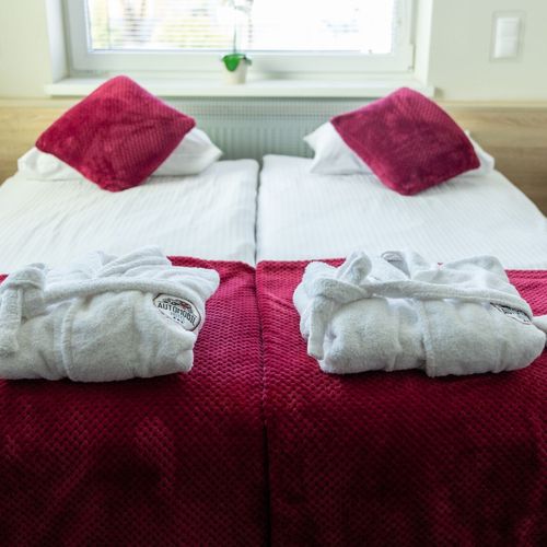 Apartament standard Plus la etaj cu 2 camere pentru 4 pers. (se poate solicita pat suplimentar)