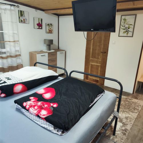 Apartament întreaga unitate cu aer condiționat cu 1 camera pentru 2 pers. (se poate solicita pat suplimentar)