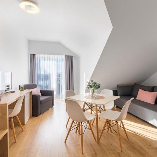 Apartament 4-osobowy na piętrze z widokiem na jezioro (możliwa dostawka)