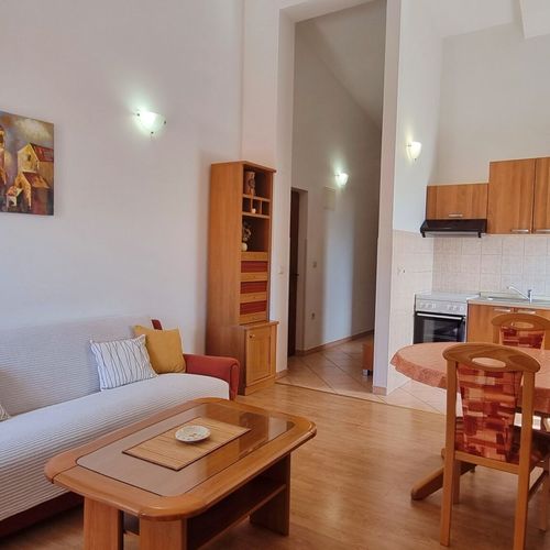 Apartman pro 4 os. se 2 ložnicemi s výhledem na moře na poschodí (s možností přistýlky)