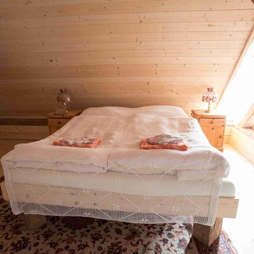 Pokoj s privátní koupelnou mimo apartmán s manželskou postelí v podkroví